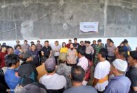 Foto. Saat ibu Kapolres memberikan penjelasan para petani di lokasi gudang jagung milik Bulog, sabtu (19/7/2025).