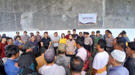 Foto. Saat ibu Kapolres memberikan penjelasan para petani di lokasi gudang jagung milik Bulog, sabtu (19/7/2025).