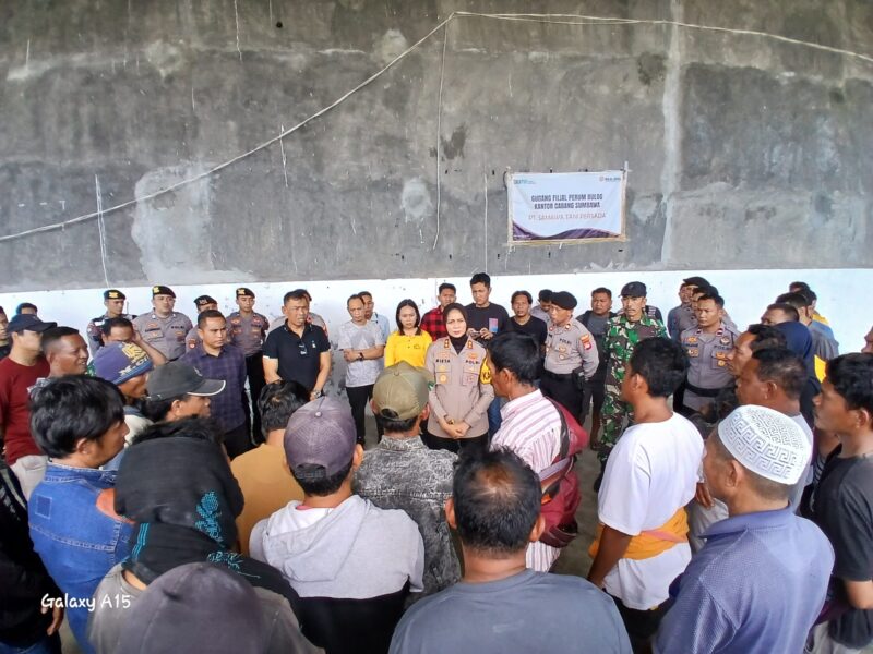 Foto. Saat ibu Kapolres memberikan penjelasan para petani di lokasi gudang jagung milik Bulog, sabtu (19/7/2025).